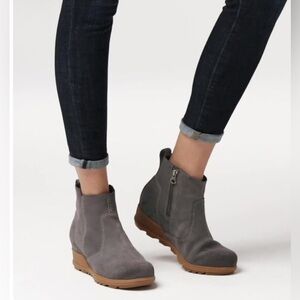 Women's Evie Gray Suede Waterproof Wedge Zip-Up Bootie. Size: 7.